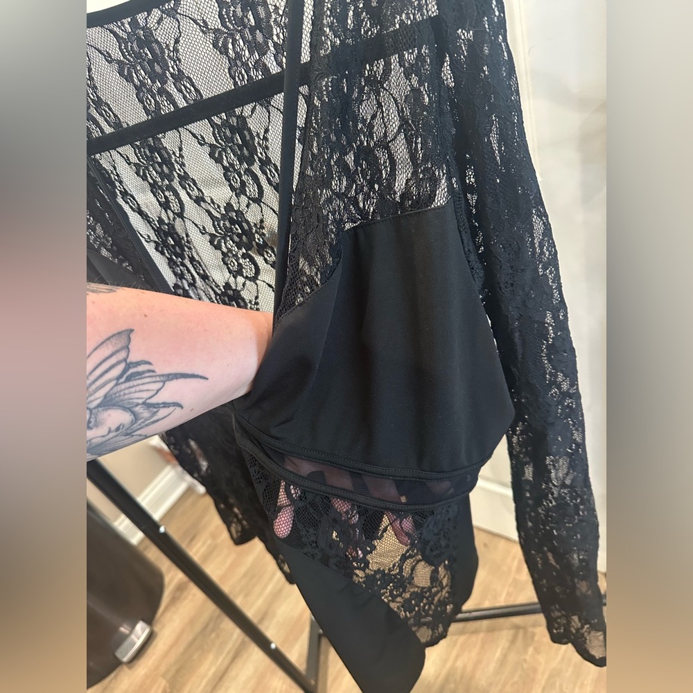 Women’s top - Picture 2 of 4
